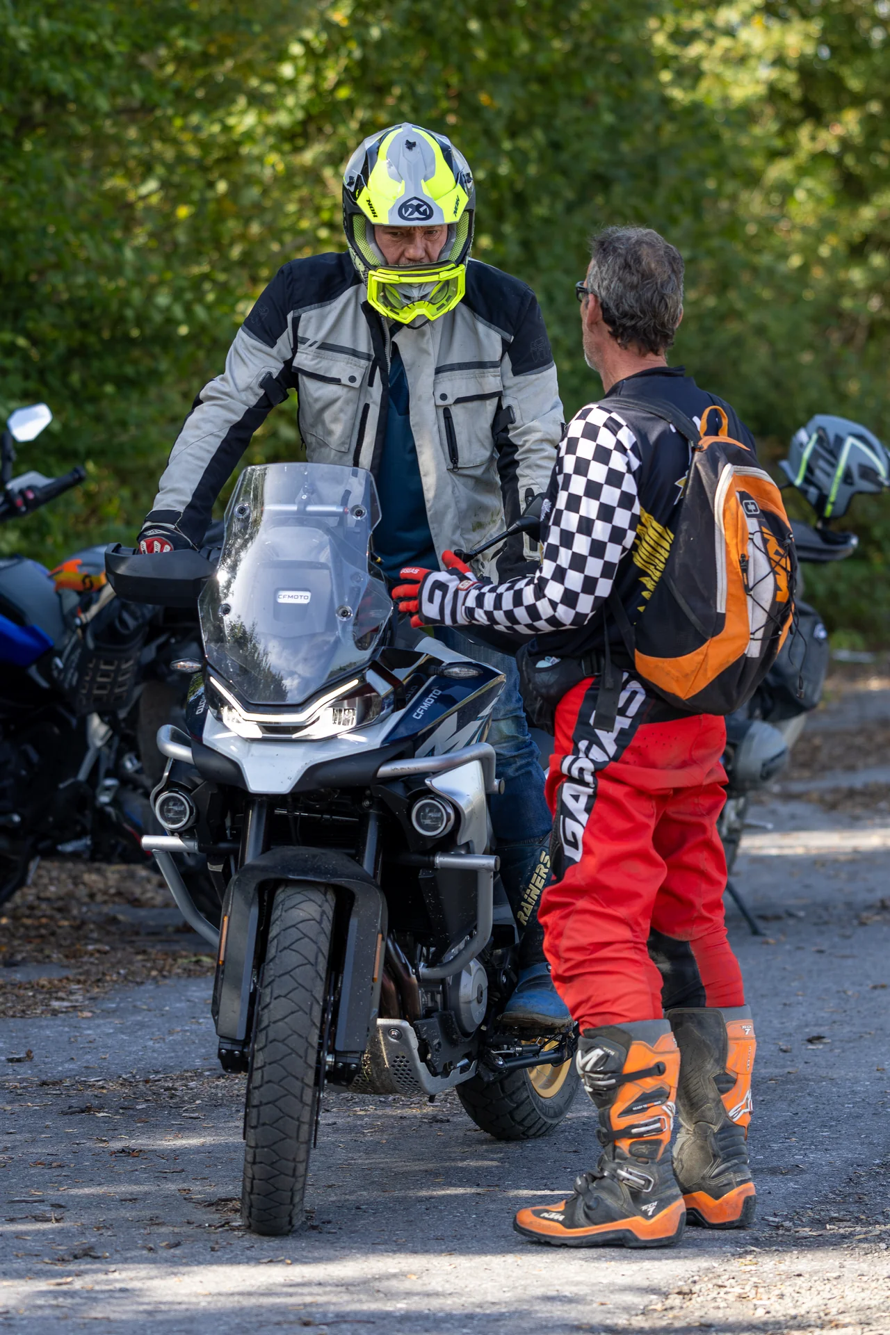 Olivier accompagne un pilote sur le terrain